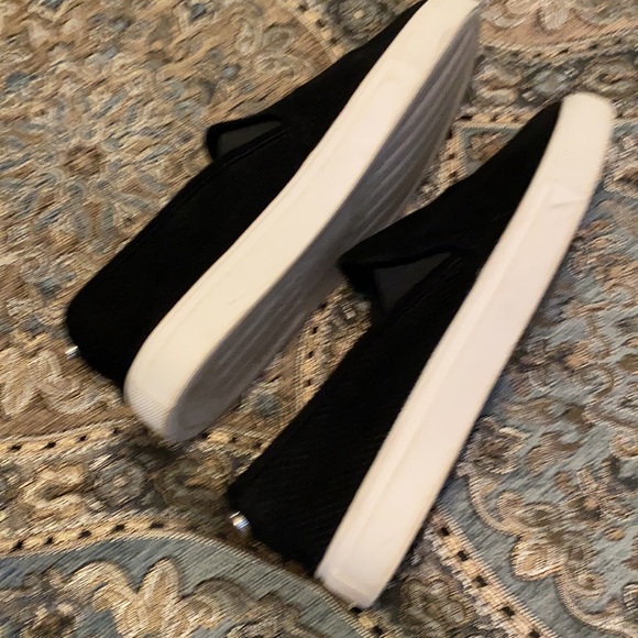 Steve Madden slip on, size 8.5. Black - Picture 4 of 6